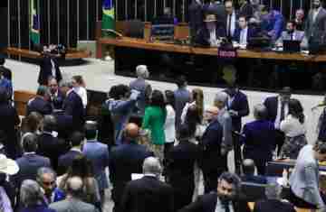  Câmara aprova projeto que reajusta salários de servidores públicos 
